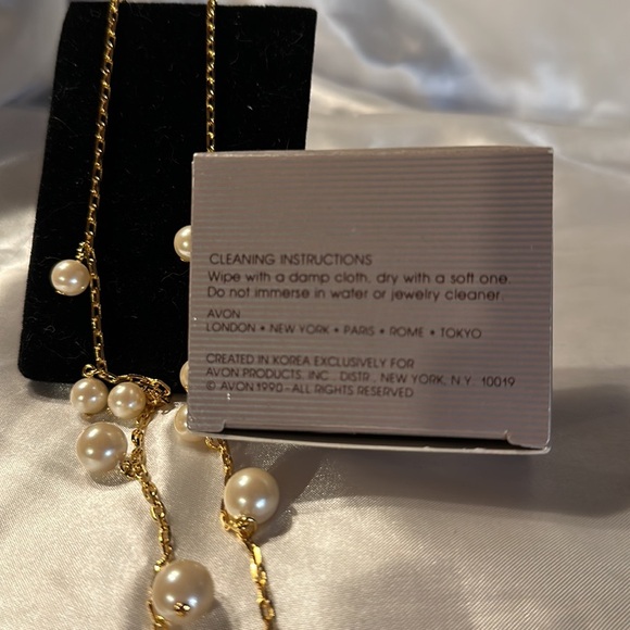 Avon (1990) Vintage NIB Pearly Drop Necklace Goldtone - Picture 2 of 3
